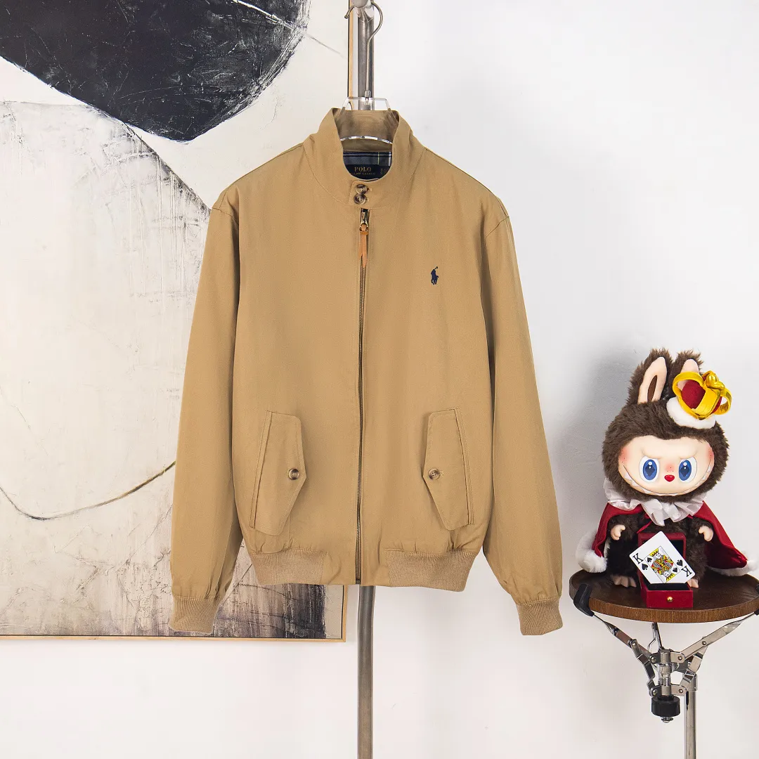 P400 zp version [exclusive supply] - Ralph Lauren/Ralph Lauren all-season classic retro old money style unisex Harrington stand-up collar flight jacket - the same as the original 40*21-1/2 bias precision washed cotton face green and white plaid lining ✅ - custom-woven double-layer rabbit velvet needle thread non-market wrong version mercerized cotton ✅ - customized brand zipper dark and light two-color buttons genuine leather zipper piece ✅ - upper body recommended by many style bloggers Simple line design and wide and neat tailoring. You can wear it with a simple combination to look fashionable. It can be easily handled whether it is for outdoor outings or business commuting. I love the unisex style that can be worn by both men and women. Retro will never go out of style. Color: Khaki Navy Size: S M L XL Number: WW10733
